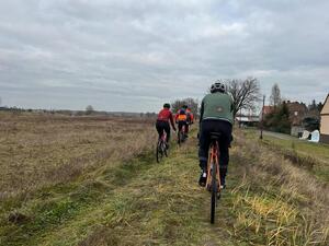 Freunde unter sich mit Gravel- und Mountain-Bike (Bild: 5/9)