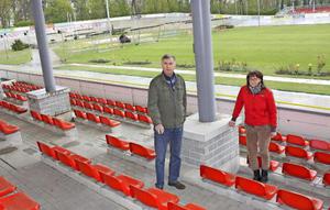 Begutachten den Zustand der Tribüne im Rad- und Reitstadion: Gerd Suschowk und Karin Menzel, Foto: Steffi Ludwig (Bild: 1/2)