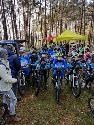 Am Start mit Alina Schlender (neongrüner Helm) (Bild: 2/4)